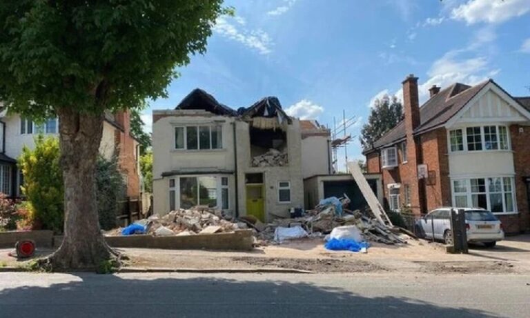 Inglaterra: Un albañil destruye una casa porque se negaron a pagarle más. Inglaterra: Un albañil destruye una casa porque se negaron a pagarle más.