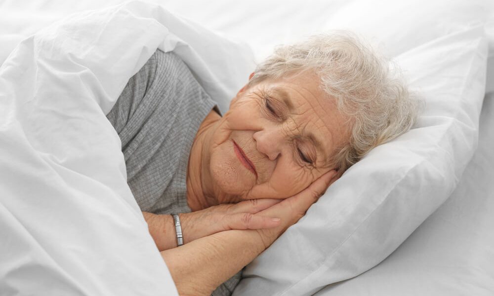mujer-mayor-durmiendo-portada