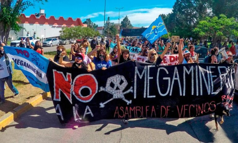 Luego del fuego y la represión: Chubut derogará la ley de zonificación minera y convocará a un plebiscito. Luego del fuego y la represión: Chubut derogará la ley de zonificación minera y convocará a un plebiscito.