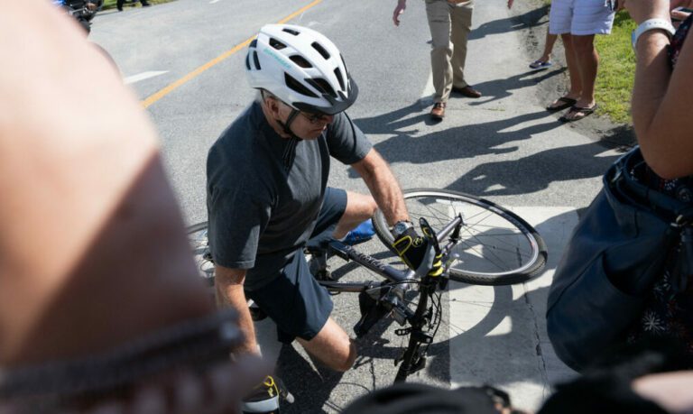 Joe Biden se cae de su bicicleta durante un paseo en Delaware: «Estoy bien». Joe Biden se cae de su bicicleta durante un paseo en Delaware: «Estoy bien».