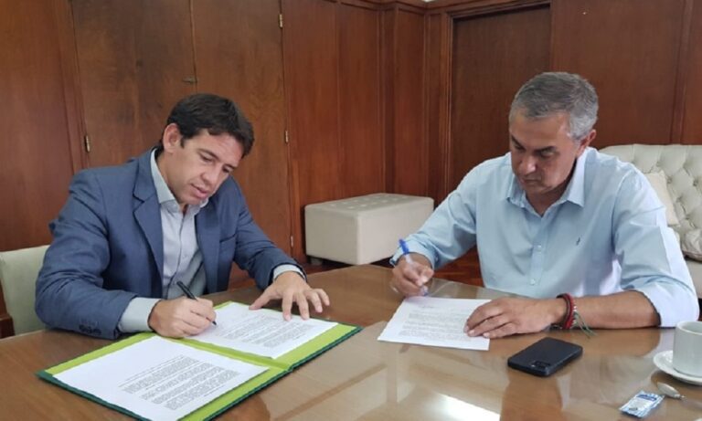 Los ministros de San Juan y Mendoza firmaron el Acuerdo Vitivinícola, con el 12 %. Los ministros de San Juan y Mendoza firmaron el Acuerdo Vitivinícola, con el 12 %.