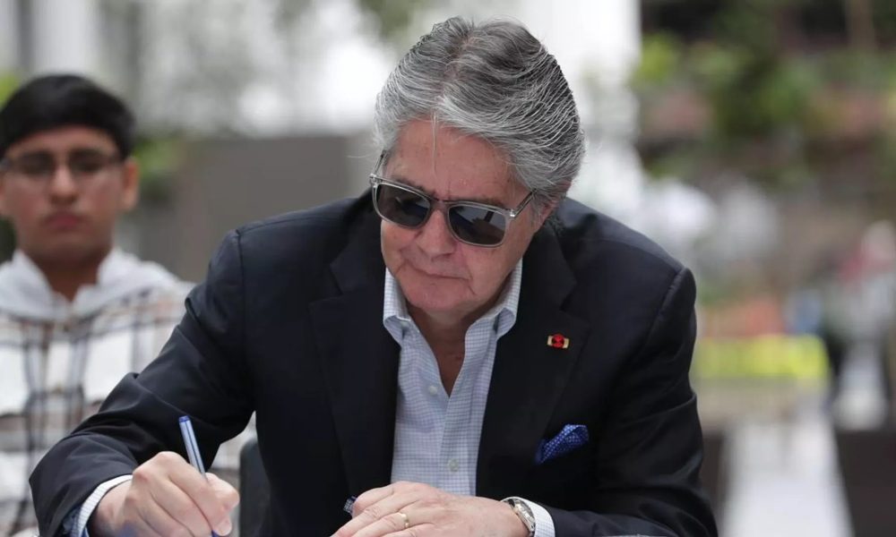 Lasso firmando.1000x600