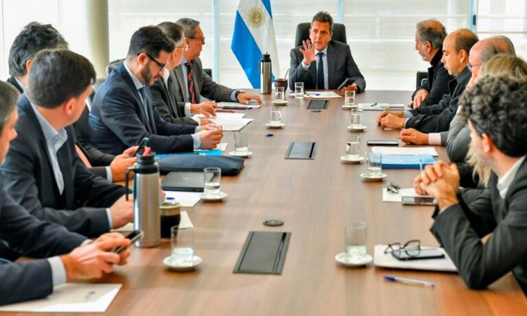 FMI: el Gobierno prevé pagar hoy el último vencimiento del mes con un préstamo de Qatar. FMI: el Gobierno prevé pagar hoy el último vencimiento del mes con un préstamo de Qatar.