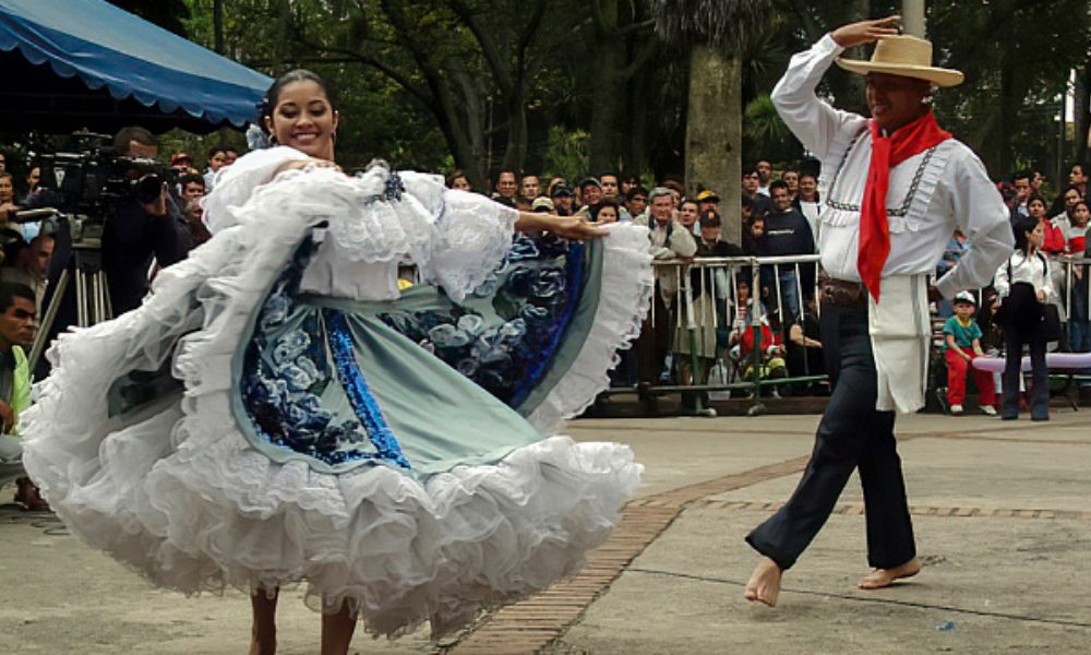 Bailes tradicionales latinoamericanos.1000x600