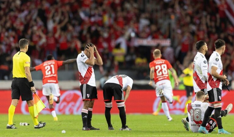 En una dramática serie de penales, River quedó eliminado de la Copa Libertadores. En una dramática serie de penales, River quedó eliminado de la Copa Libertadores.