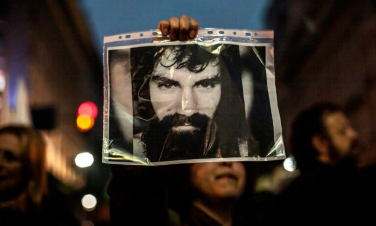 A 6 años de la desaparición y muerte de Santiago Maldonado: “Estamos cada vez más lejos de la verdad y la justicia”. A 6 años de la desaparición y muerte de Santiago Maldonado: “Estamos cada vez más lejos de la verdad y la justicia”.