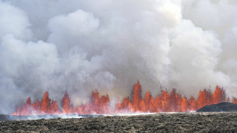 Volcán islandés vuelve a erupcionar con lava que alcanza hasta 50 metros de altura Volcán islandés vuelve a erupcionar con lava que alcanza hasta 50 metros de altura