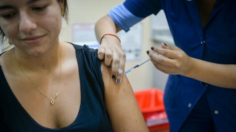 Inicia la vacunación contra el dengue en San Juan. Inicia la vacunación contra el dengue en San Juan.