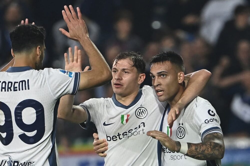 lautaro-martinez-es-abrazado-por-barella-mientras-TEFSKAWXDFBGLHCVSYDULW6NBU.JPG