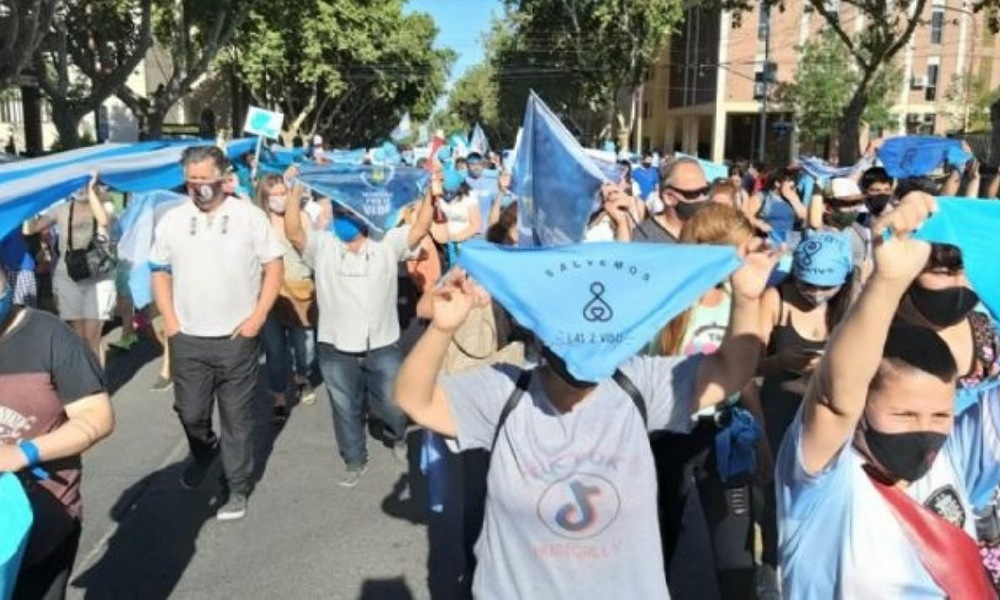 Caravana alrededor de la plaza 25 de Mayo por el día del niño por nacer. Caravana alrededor de la plaza 25 de Mayo por el día del niño por nacer.