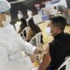 Instan a docentes y personal de la salud a colocarse la primera dosis de la vacuna contra el COVID-19.