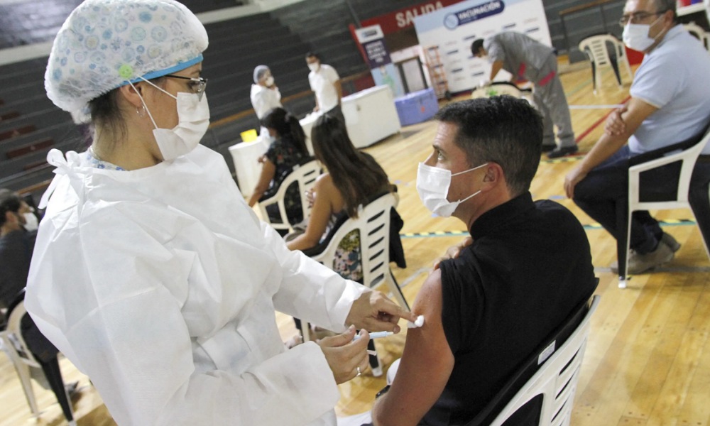 Instan a docentes y personal de la salud a colocarse la primera dosis de la vacuna contra el COVID-19. Instan a docentes y personal de la salud a colocarse la primera dosis de la vacuna contra el COVID-19.