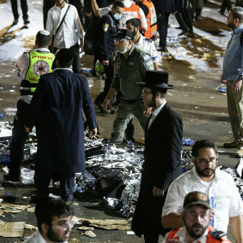 Al menos 38 muertos y decenas de heridos tras una estampida durante una celebración religiosa en el Israel. Al menos 38 muertos y decenas de heridos tras una estampida durante una celebración religiosa en el Israel.