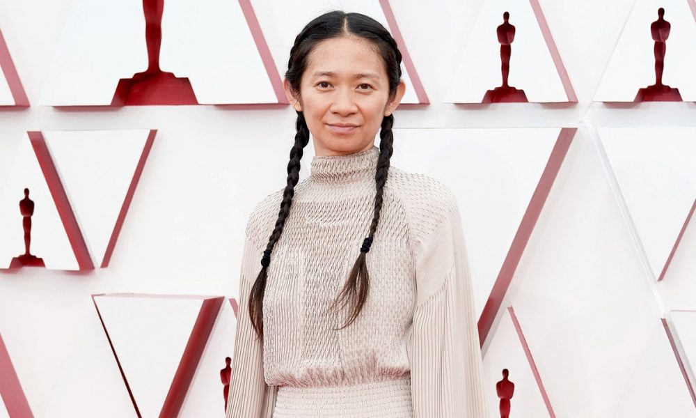 Chloé Zhao se convierte en la segunda mujer en ganar el Oscar a «Mejor dirección». Chloé Zhao se convierte en la segunda mujer en ganar el Oscar a «Mejor dirección».