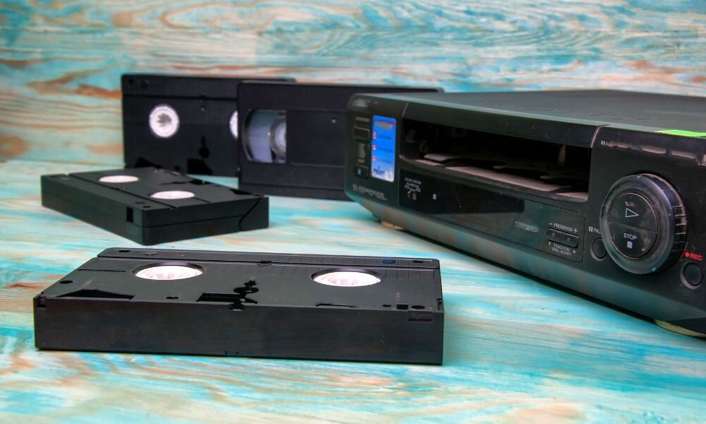 Una mujer es acusada de delito grave por no devolver una película en VHS. Una mujer es acusada de delito grave por no devolver una película en VHS.