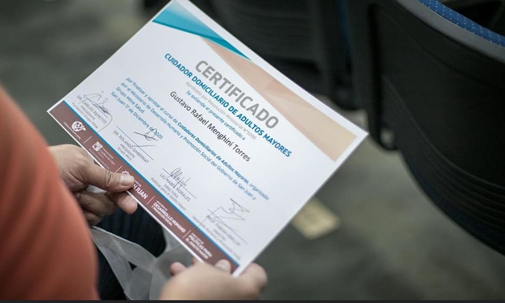 Se hizo entrega de certificados a los egresados del curso Cuidadores Domiciliarios. Se hizo entrega de certificados a los egresados del curso Cuidadores Domiciliarios.