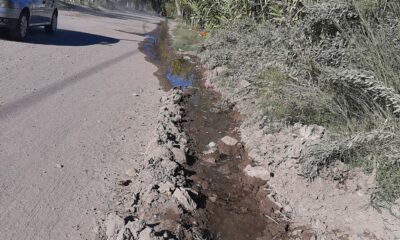 En las calles de Albardón se desperdicia agua potable por caños rotos desde el jueves santo.