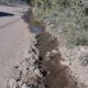 En las calles de Albardón se desperdicia agua potable por caños rotos desde el jueves santo.