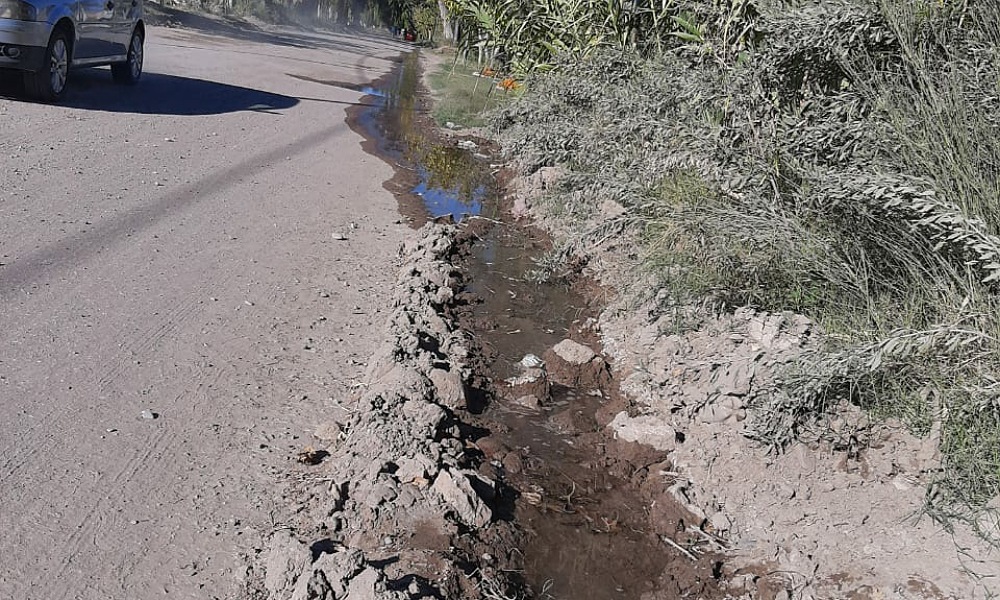 En las calles de Albardón se desperdicia agua potable por caños rotos desde el jueves santo. En las calles de Albardón se desperdicia agua potable por caños rotos desde el jueves santo.