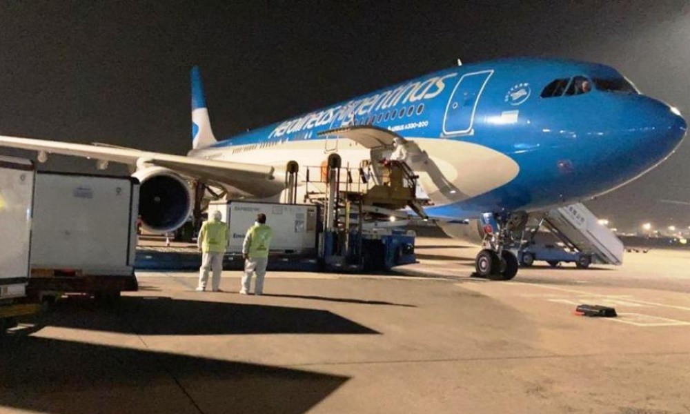 Arribó el vuelo proveniente de China. Trae un millón de vacunas de Sinopharm. Arribó el vuelo proveniente de China. Trae un millón de vacunas de Sinopharm.