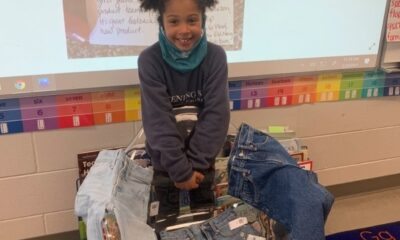 Niña escribe una carta reclamando bolsillos reales.
