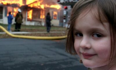 La niña «Disaster Girl» ganó medio millón de dólares por vender su propio meme.