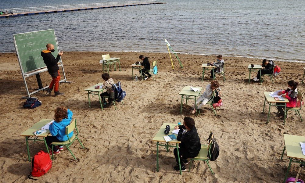 Un colegio español cambió las aulas por la playa. Un colegio español cambió las aulas por la playa.