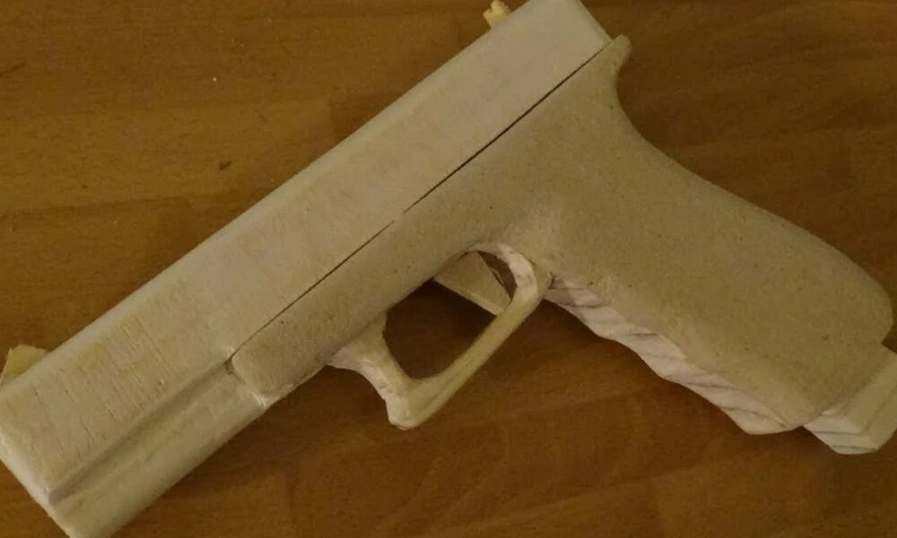 México: Con una pistola de cartón robó un local. México: Con una pistola de cartón robó un local.