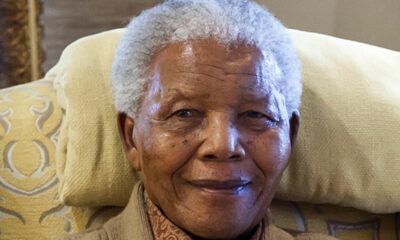El 9 de mayo de 1994 Nelson Mandela se convierte en el primer presidente negro de Sudáfrica.