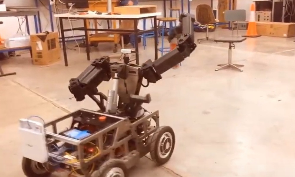 Desarrollan un robot móvil teleoperado para desinfección. Desarrollan un robot móvil teleoperado para desinfección.