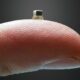 Desarrollaron el chip inalámbrico más pequeño del mundo.
