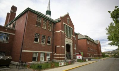 Hallan los restos de más de 200 niños en un antiguo internado para indígenas en Canadá.