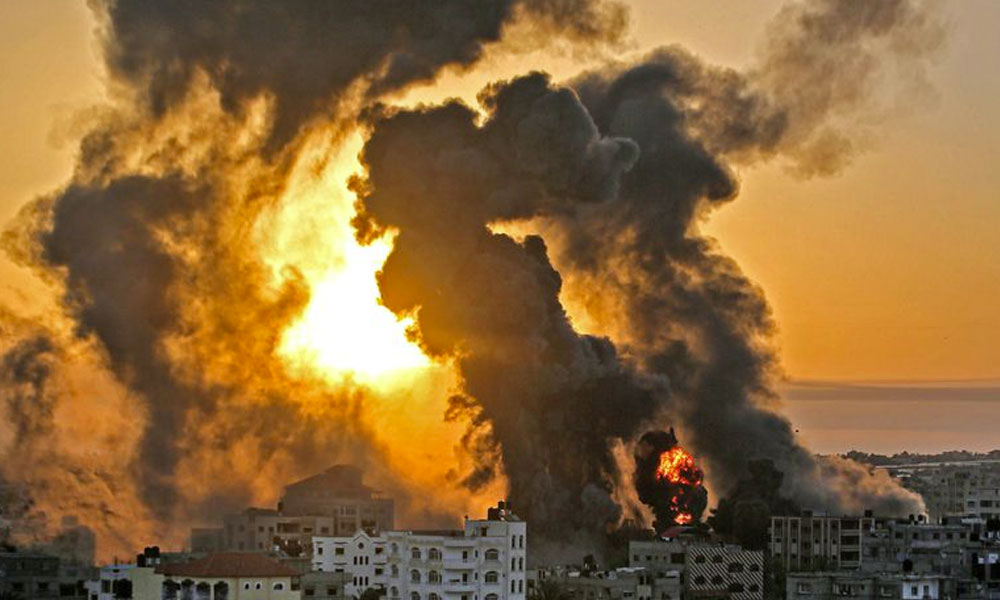 Israel y Hamás intensifican sus ataques en una ofensiva con al menos 60 muertos.