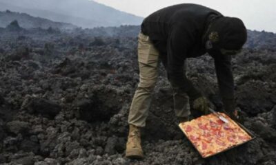 Emprendedor: Un hombre cocina pizzas en los ríos de lava del volcán Pacaya.