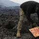 Emprendedor: Un hombre cocina pizzas en los ríos de lava del volcán Pacaya.