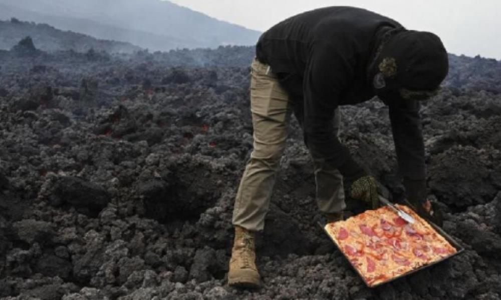 Emprendedor: Un hombre cocina pizzas en los ríos de lava del volcán Pacaya. Emprendedor: Un hombre cocina pizzas en los ríos de lava del volcán Pacaya.