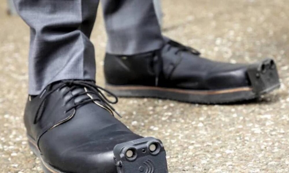 «Zapatos inteligentes» que avisan de los obstáculos a los no videntes. «Zapatos inteligentes» que avisan de los obstáculos a los no videntes.