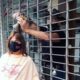 Corte «take away»: El peluquero rosarino que corta el pelo tras la reja.