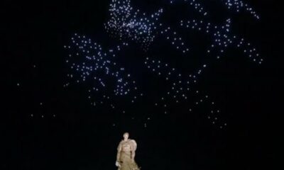 Miles de drones iluminan el cielo de Rusia para recordar el fin de la II Guerra Mundial.