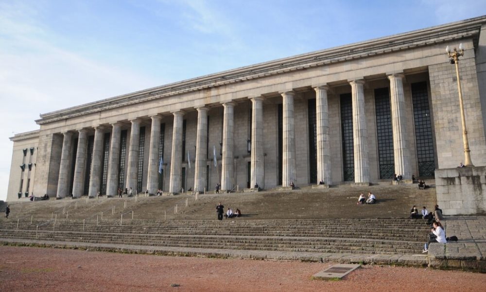 La Facultad de Derecho de la UBA habilita la presencialidad a las aulas en el segundo cuatrimestre. La Facultad de Derecho de la UBA habilita la presencialidad a las aulas en el segundo cuatrimestre.