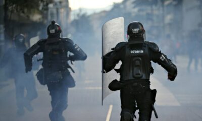 Colombia: Polémica imagen de un antidisturbios empuñando un cuchillo contra los manifestantes se hace viral y provoca una investigación.