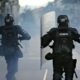 Colombia: Polémica imagen de un antidisturbios empuñando un cuchillo contra los manifestantes se hace viral y provoca una investigación.