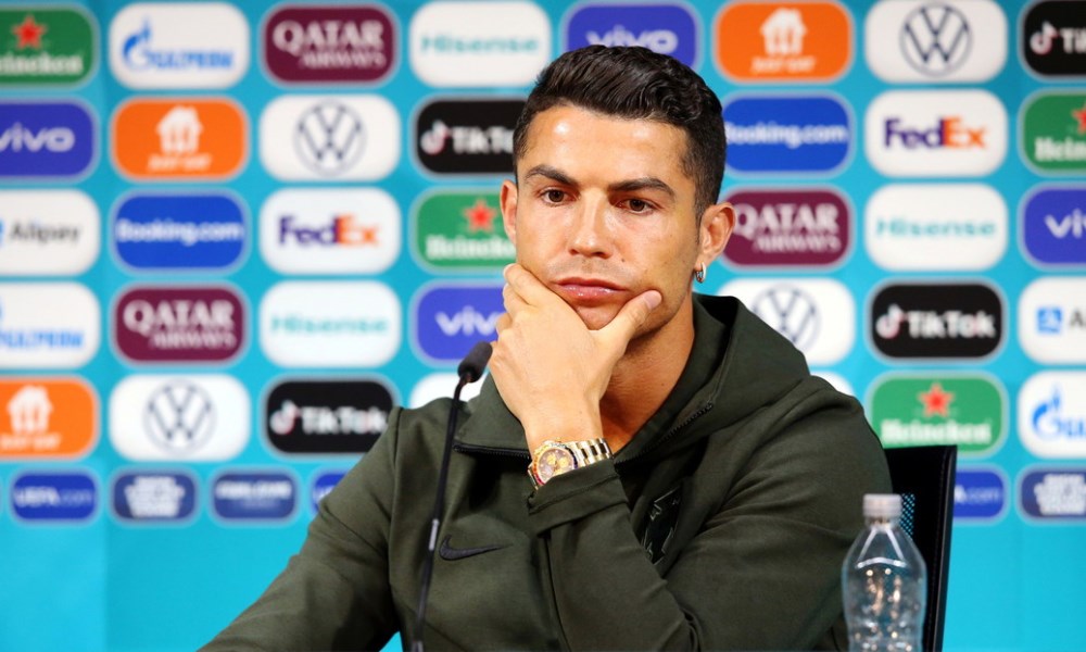 Cristiano Ronaldo aparta dos Coca-Colas y aconseja un estilo de vida saludable. Cristiano Ronaldo aparta dos Coca-Colas y aconseja un estilo de vida saludable.