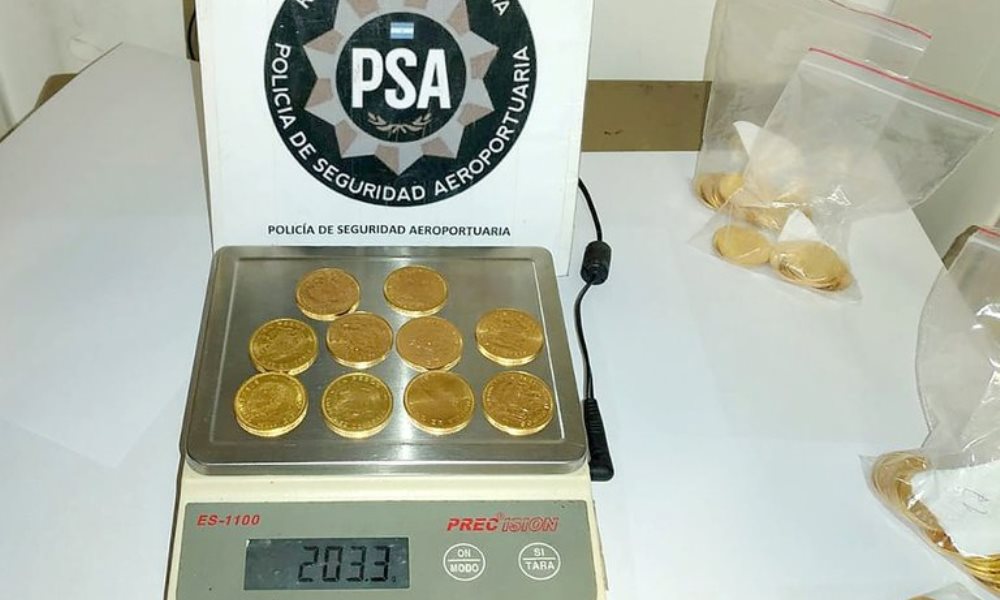Intentó viajar a Mendoza con valijas cargadas de monedas de oro. Intentó viajar a Mendoza con valijas cargadas de monedas de oro.