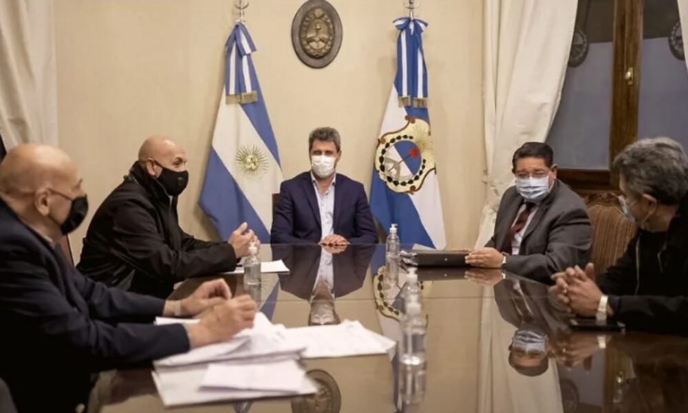 Clases: Los gremios acordaron que a partir del lunes la presencialidad será «voluntaria». Clases: Los gremios acordaron que a partir del lunes la presencialidad será «voluntaria».