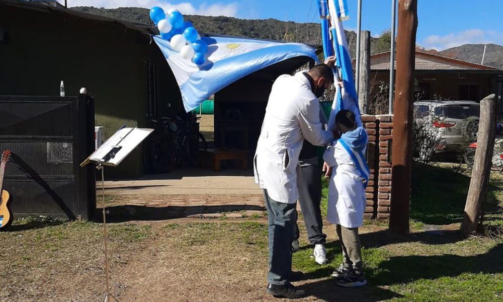 Córdoba: Un maestro fue casa por casa de sus alumnos para que juraran a la bandera. Córdoba: Un maestro fue casa por casa de sus alumnos para que juraran a la bandera.