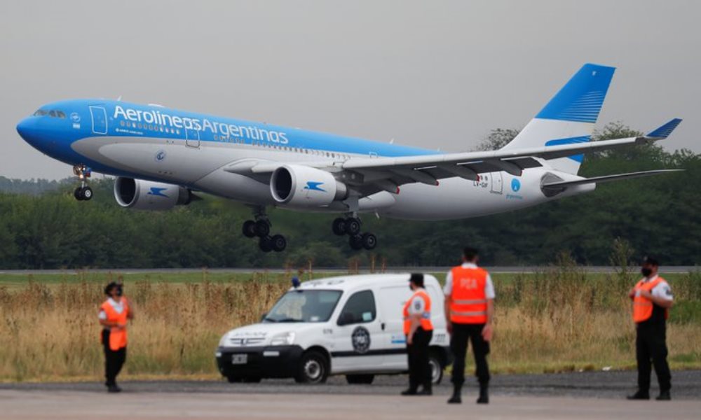 Esta madrugada parte el vuelo a Rusia para buscar el principio activo para producir la vacuna Sputnik V en Argentina. Esta madrugada parte el vuelo a Rusia para buscar el principio activo para producir la vacuna Sputnik V en Argentina.