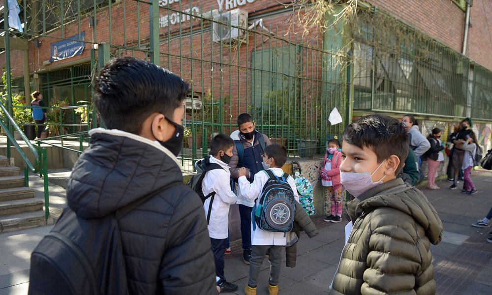 El gobierno de Horacio Rodríguez Larreta recomienda a los alumnos ir a las aulas con mantas. El gobierno de Horacio Rodríguez Larreta recomienda a los alumnos ir a las aulas con mantas.