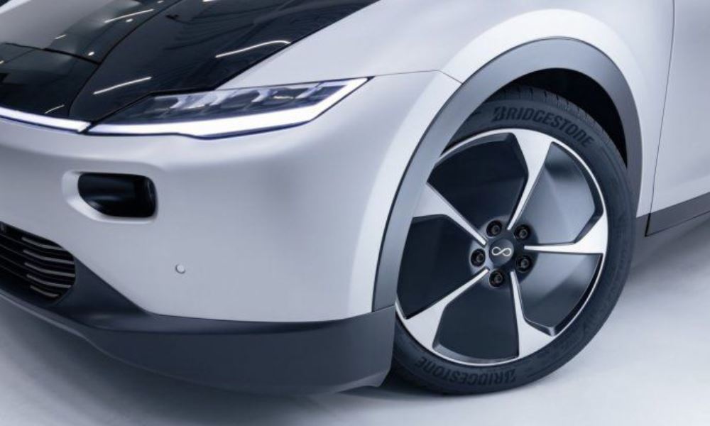 Lanzan el primer auto eléctrico solar con una autonomía de 725km. Lanzan el primer auto eléctrico solar con una autonomía de 725km.