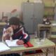 A clases con la compañía de su amigo fiel.